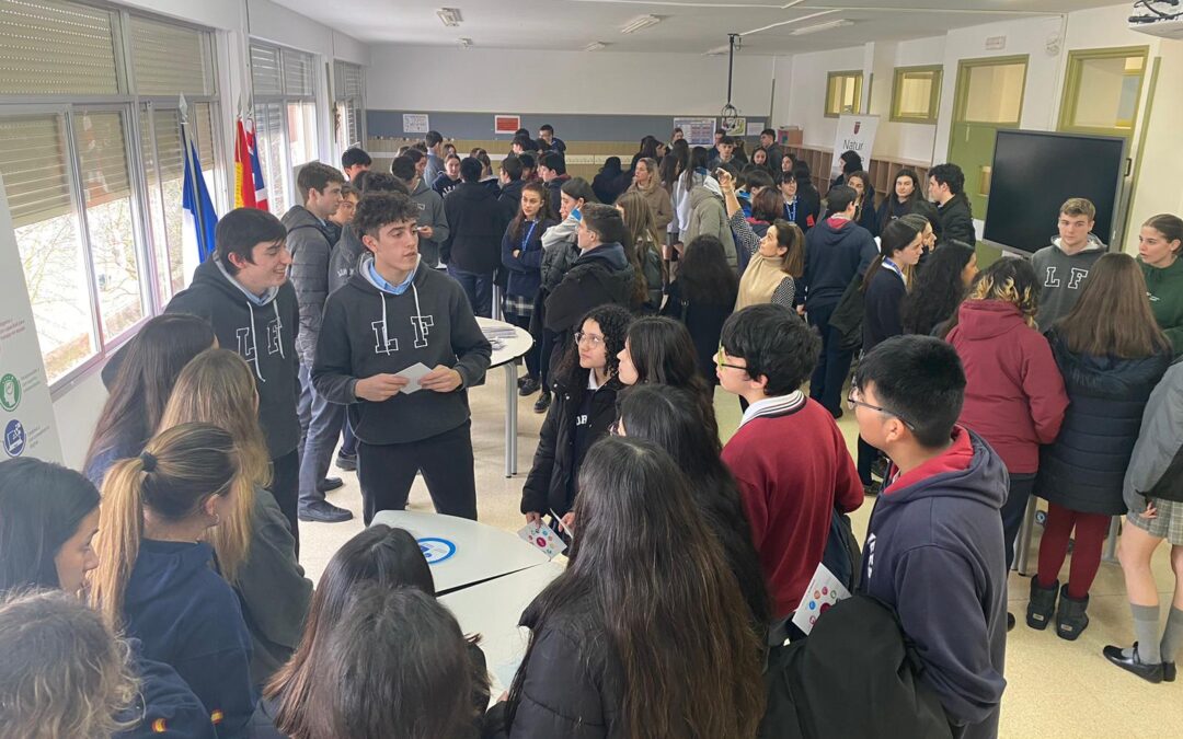 Alumnos de 4º de la ESO reciben a estudiantes de otros colegios de Logroño